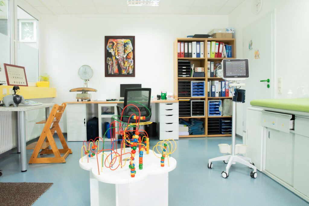 Ein moderner Behandlungsraum, hell , sauber und mit Spielzeugen ausgestattet.